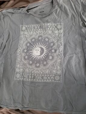 PacSun Gray Graphic Tee with White Sun & Moon Design